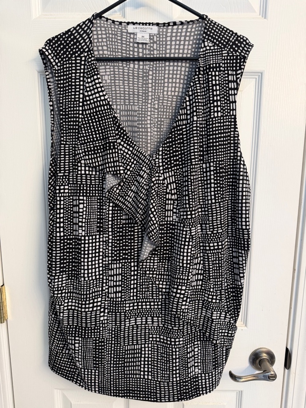 Liz Claiborne Black & White Ruffled V-Neck Sleeveless Top